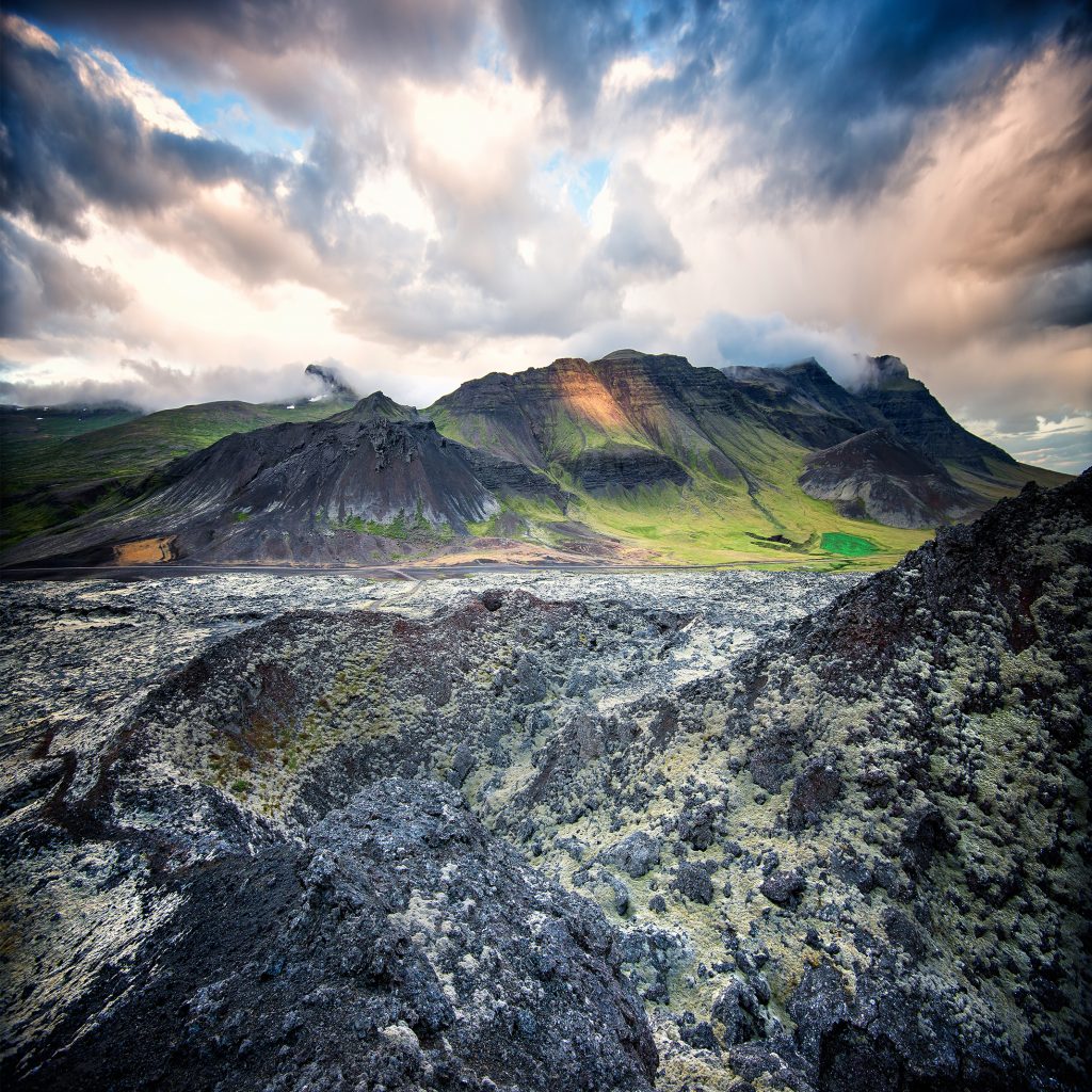 アイスランド　Icelandic landscapes with wolcano and dramatic sky　shutterstock_311916587 (1)